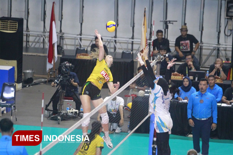 Gresik Petrokimia (kuning) berhasil merebut tempat ketiga PLN Mobile Proliga 2025 setelah kalahkan Electric PLN di GOR Amongrogo Yogyakarta. (FOTO: Marhaban/TIMES Indonesia)