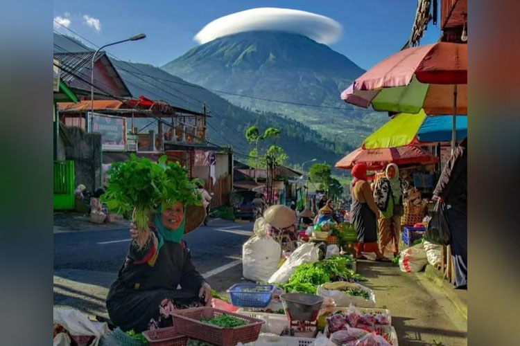 Senyum seorang pedagang sayur dan panorama menawan khas Pasar Kejajar. (FOTO : Dok. Afifrizk.ID)