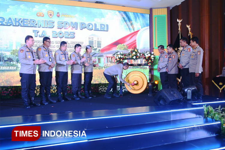 piagam-penghargaan-kepada-Polda-Jatim.jpg