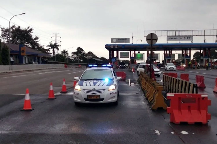 Diskresi Kepolisian berlakukan rekayasa lalu lintas contraflow mulai dari KM 44+400 sampai dengan KM 46+400 Ruas Tol Jagorawi arah Puncak. (Foto: Jasa Marga)
