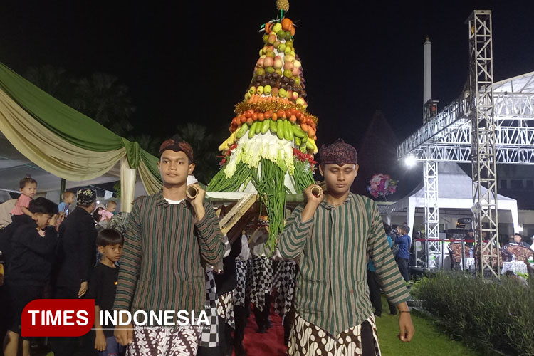 Iring-iringan sesajen sedekah bumi di Harjakapro ke-279. (Foto: Dicko W/TIMES Indonesia.