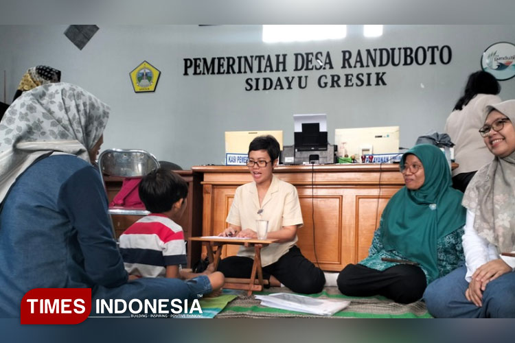 Pemeriksaan skrening kepada disabilitas di Balai Desa Randuboto Kecamatan Sidayu. (Foto: Akmal/TIMES Indonesia)