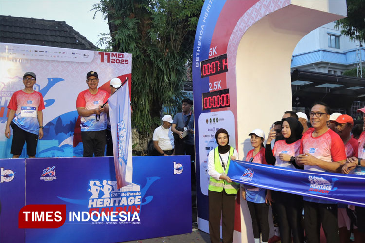 Wali Kota Yogyakarta, Hasto Wardoyo melepas peserta Bethesda Heritage Fun Run 2025 sedangkan Wakil Wali Kota Wawan Harmawan ikut lari bersama peserta. (FOTO: Pemkot Yogyakarta)