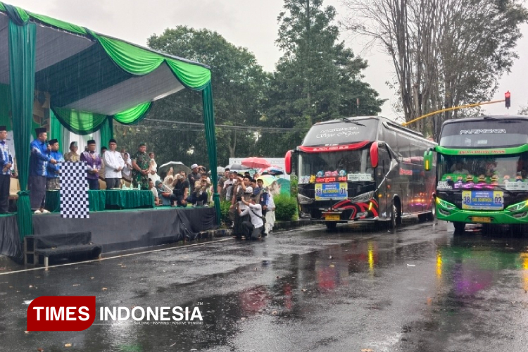 Bupati Bondowoso Abdul Hamid Wahid bersama Forkopimda saat melepas keberangkatan ratusan jemaah haji (FOTO: Moh Bahri/TIMES Indonesia)