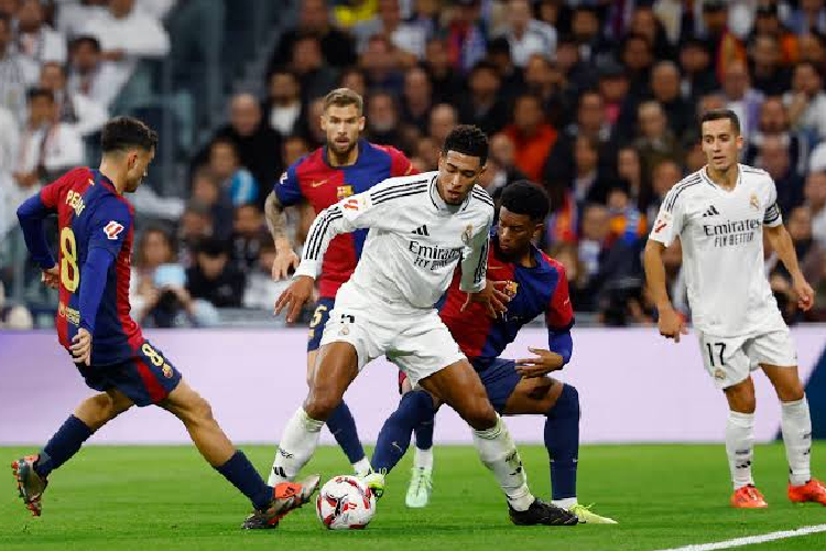 Gelandang serang Real Madrid Jude Belingham dikepung pemain Barcelona saat duel el clasico di putaran pertama Liga Spanyol. (Foto: beinsports)