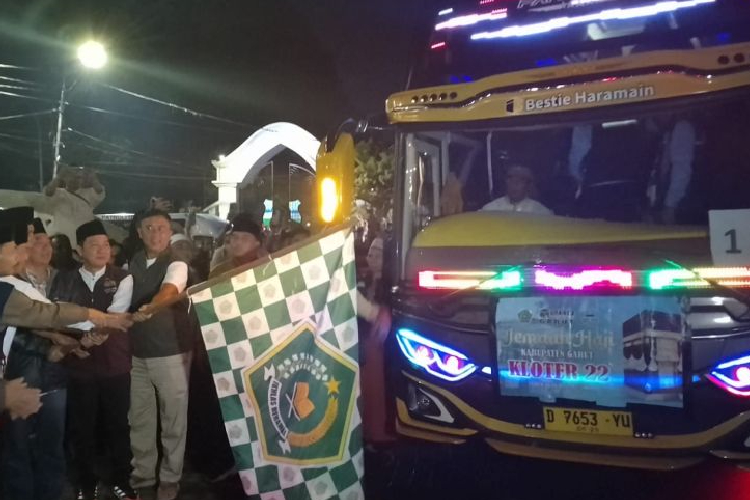 Hilman Latief bersama Bupati Garut Abdusy Syakur dan jajaran pejabat pemerintah daerah melepas pemberangkatan jemaah calon haji asal Kabupaten Garut di Pendopo Garut, Jawa Barat, Sabtu (10/5) tengah malam. (ANTARA/HO-Kemenag Garut)