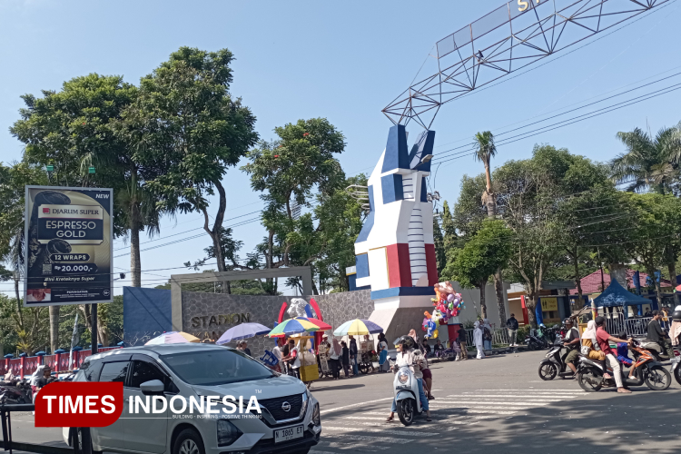 Tampak pedagang menempati tempat seadanya untuk berjualan, karena tidak bisa masuk area Stadion Kanjuruhan Malang, Minggu (10/5/2025). (Foto: Amin/TIMES Indonesia)