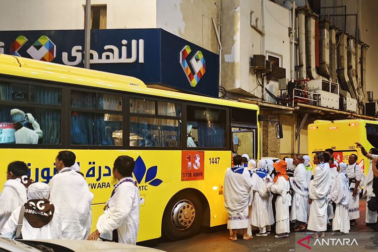 Jemaah haji Indonesia saat berangkat menggunakan bus shalawat dari Makkah menuju Masjidil Haram pada Minggu (11/5/2025) dini hari waktu Arab Saudi. (ANTARA/HO-Kemenag)