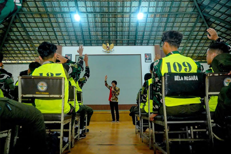 Kak Seto berinteraksi dengan peserta pembinaan karakter bagi anak-anak muda di Jabar yang berlangsung di Dodik Bela Negara Rindam III/Siliwangi, Cikole. (FOTO: Humas Pemprov Jabar for TIMES Indonesia)