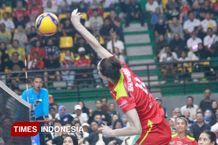 Pemain Pertamina Enduro (merah) berhasil meraih juara PLN Mobile Proliga 2025 setelah di final mengalahkan Popsivo Polwan di GOR Amongrogo Yogyakarta. (Foto:Marhaban/TIMES Indonesia)