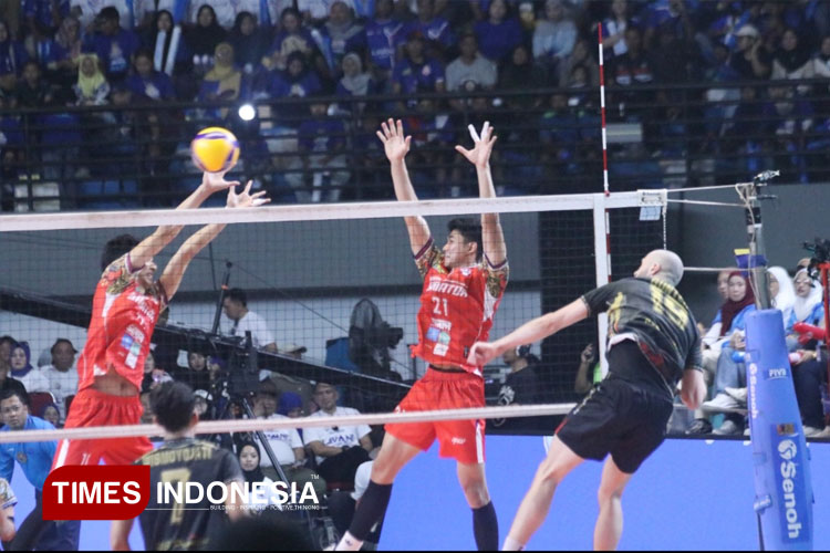 Samator (merah) berhasil merebut tempat ketiga PLN Mobile Proliga 2025 setelah mengalahkan Bank Sumsel di GOR Amongrogo Yogyakarta. (FOTO: Marhaban/TIMES Indonesia)
