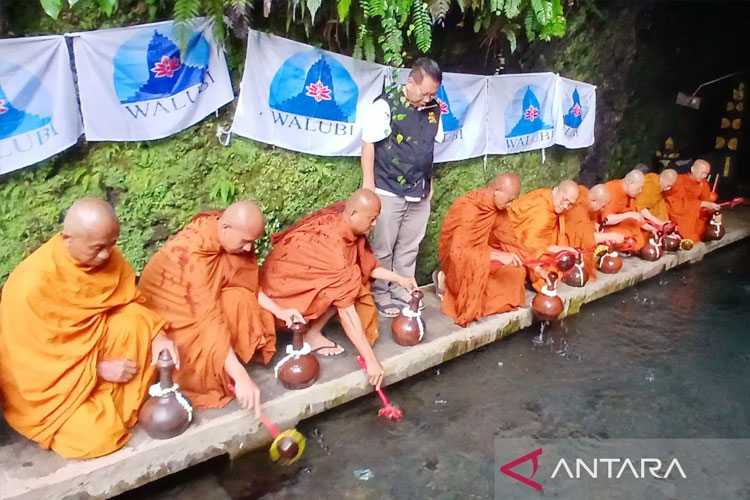 Para biksu mengambil air berkah di Umbul Jumprit, Ngadirejo, Kabupaten Temanggung untuk perayaan Waisak 2569 BE di Candi Borobudur (FOTO: ANTARA/Heru Suyitno)