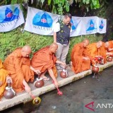 Jelang Puncak Perayaan Waisak, Para Biksu Ambil Air Berkah di Umbul Jumprit Temanggung