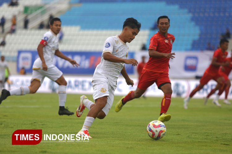 Pemain Arema FC menguasai bola saat laga Charity Match antara Arema Fc versus Arema All Star di Stadion Kanjuruhan Malang, Kamis (8/5/2025). Foto: Tria Adha/TIMES Indonesia