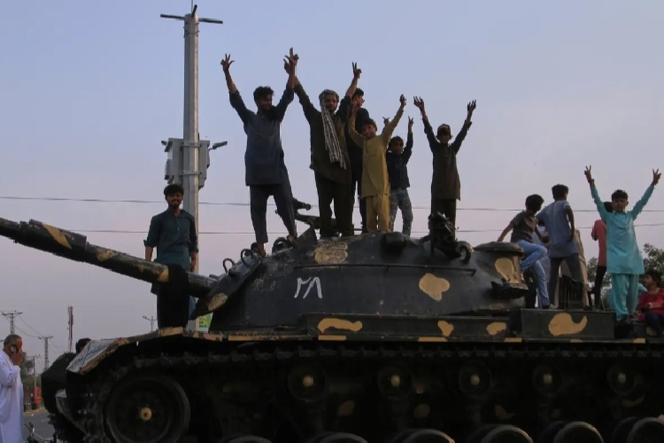 Perayaan setelah pengumuman gencatan senjata antara Pakistan dan India pada hari Sabtu di Multan, Pakistan. (FOTO: The New York Times/AP).