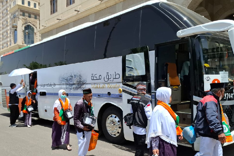 Petugas Penyelenggara Ibadah Haji (PPIH) Arab Saudi menyiapkan bus antarkota khusus untuk jemaah haji Indonesia. (Foto: MCH 2024)