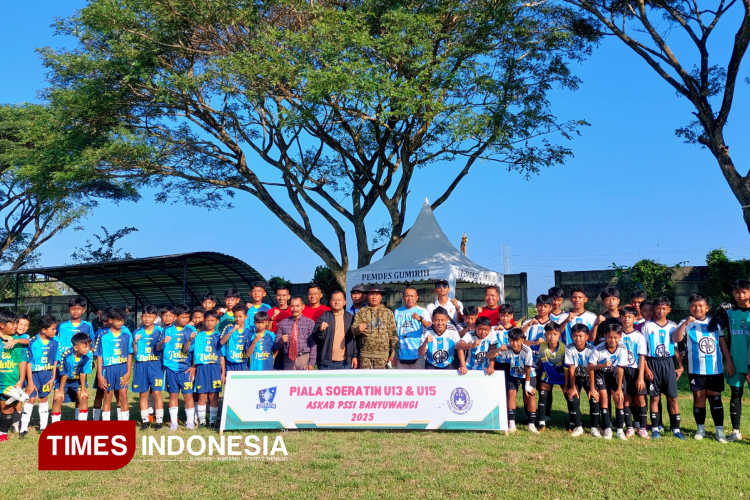 Foto bersama peserta sebelum kick off tendangan bola pertama Piala Soeratin Cup 2025 Askab PSSI Banyuwangi. (Foto: Anggara Cahya/TIMES Indonesia)
