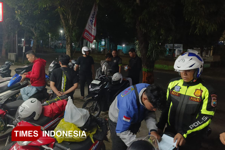 Razia gabungan petugas untuk mencegah balap liar, knalpot brong hingga kendaraan sepeda motor yang tidak sesuai aturan. (Foto: Yusuf Arifai/TIMES Indonesia)