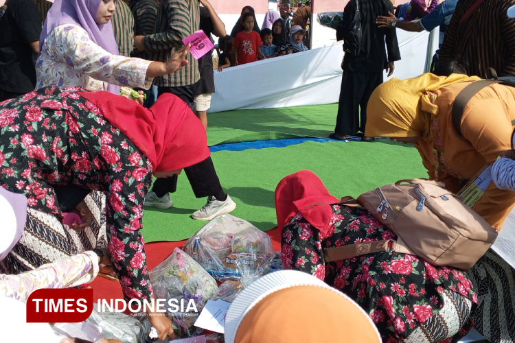 Saat warga berebut klepon di lapangan Semboro. (FOTO : M. Abdul Basid / TIMES Indonesia)