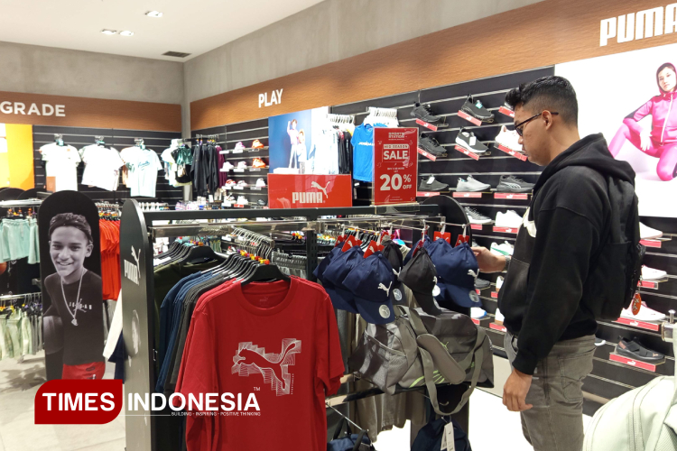 Pengunjung tengah antusias memilih produk incaran saat berburu diskon di Sports Station MATOS. Promo *Mid Season Sale* hingga 70 persen ini berlaku hingga 12 Mei 2025. (Foto: Cindy Audylia Herawati/Times Indonesia).