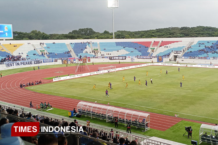 Suasana Stadion Kanjuruhan saat pertandingan berlangsung antara Arema FC versus Persik Kediri, di Stadion Kanjuruhan Malang, Minggu (11/5/2025) petang. (FOTO: Amin/TIMES Indonesia)