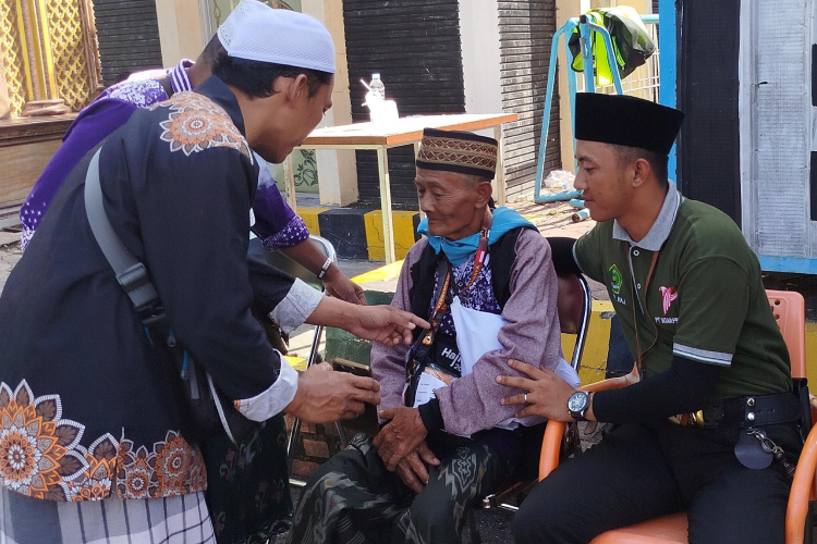 Tim Kesehatan Asrama Haji Embarkasi Surabaya saat mendampingi dua jemaah haji asal Jember yang mengalami demensia, Sabtu (10/5/2025) malam.(Dok.MCH)