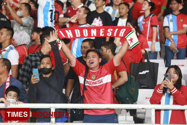 ILUSTRASI: Suporter memberikan dukungan militan untuk Timnas Indonesia, namun kena sanksi FIFA akibat aksi yang dianggap diskriminatif (FOTO: Dok. TIMES Indonesia)