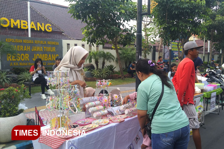 UMKM-menjajakan-aneka-aksesori-handmade.jpg