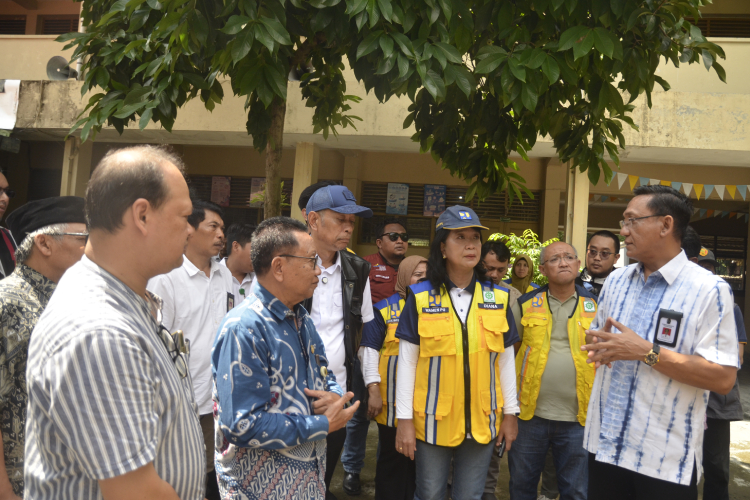 Wakil Menteri Sosial Agus Jabo Priyono, Wakil Menteri Pekerjaan Umum dan Perumahan Rakyat Diana Kusumastuti, serta Wakil Wali Kota Yogyakarta Wawan Harmawan meninjau Taman Siswa Yogyakarta sebagai lokasi Sekolah Rayat. (FOTO: Pemkot Yogyakarta)