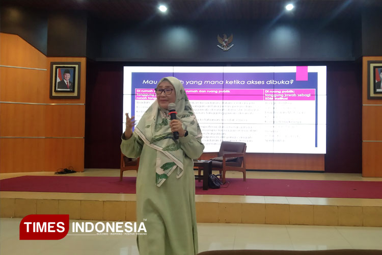 Prof Dr Hj Yuni Pratiwi, MPd memaparkan materi tentang kesetaraan gender, Minggu (11/5/2025). (FOTO: Vania K Hidayat/TIMES Indonesia)