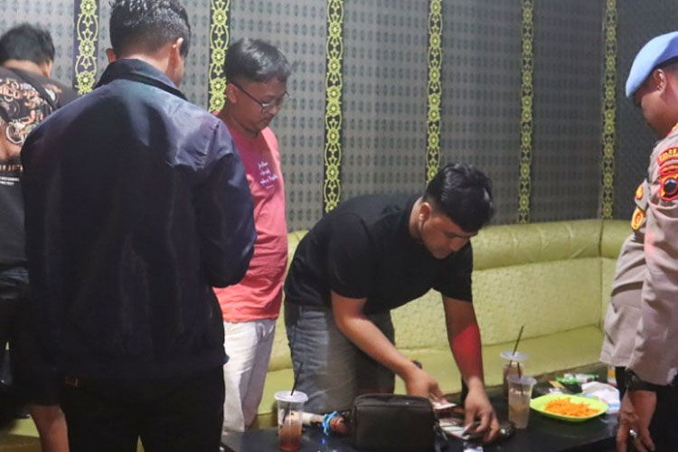 Beberapa anggota polres Pemalang mengamankan warga yang diduga hendak melakukan aksi tawuran. (FOTO: Istimewa)