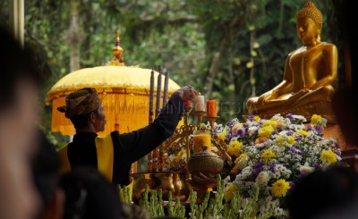 Umat Buddha Tengger Gelar Ritual Pradaksina di Candi Sumberawan