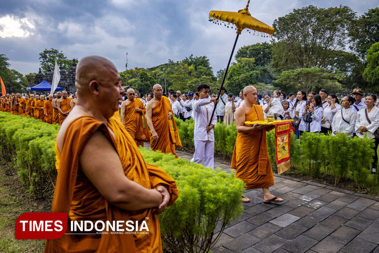 Bhikku Sangha melaksanakan prosesi sarana pujha dari Candi Lumbung menuju candi Sewu, dalam peringatan Hari Raya Tri Suci Waisak, Senin (12/5/2025). (Foto: Eko Susanto/TIMES Indonesia)