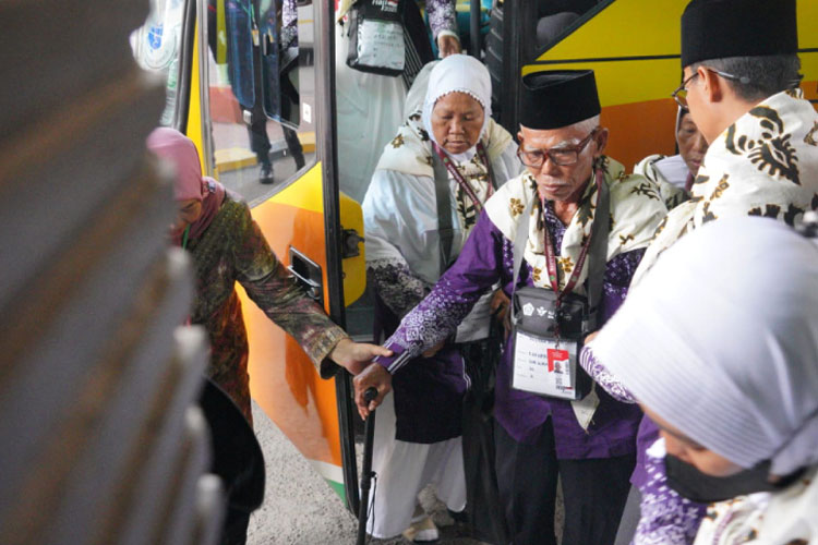 Jemaah Haji Indonesia dari Embarkasi Surabaya menaiki bus yang akan membawa mereka ke Bandara Juanda untuk terbang ke Arab Saudi. (FOTO: MCH 2025)