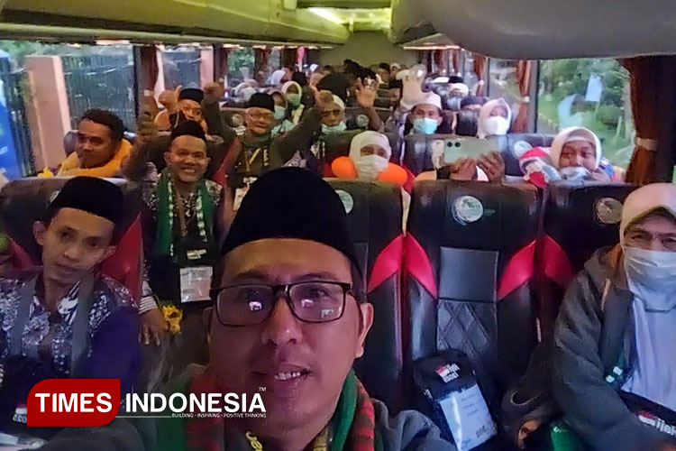 Jemaah haji asal Kabupaten Bondowoso saat menuju Bandara Juanda untuk take off ke tanah suci (FOTO: Suharyono for TIMES Indonesia)