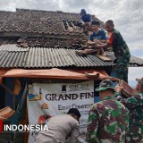 Karya Bakti TNI Perbaiki Rumah Warga Pasca Diterjang Bencana di Majalengka