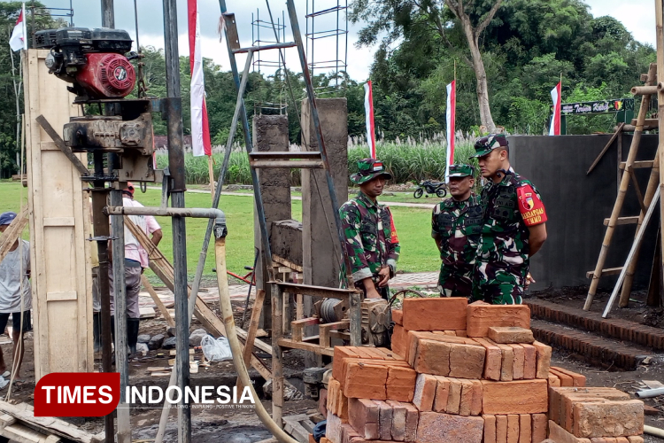 Dandim 0824/Jember Letkol Arm Indra Andriansyah, usai meninjau pengerjaan MCK dan Sumur bor. (FOTO : M. Abdul Basid / TIMES Indonesia)