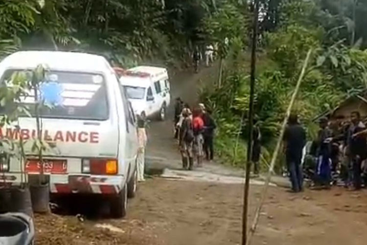 Mobil ambulans membawa korban ledakan di Kecamatan Cibalong, Kabupaten Garut, Jawa Barat, Senin (12/5/2025). (Foto: Antara/HO-warga
