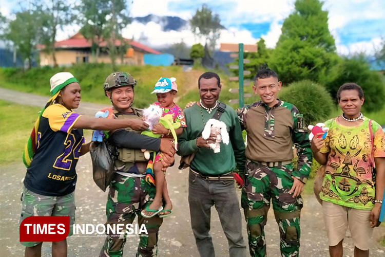 Nasi-Bungkus-kepada-warga-Sugapa-2.jpg