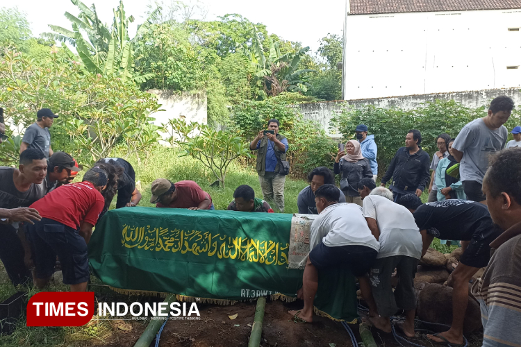 Tangis dan Doa Iringi Pemakaman Jenazah PMI Banyuwangi Setelah Terlunta di Kamboja