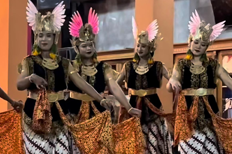 Pementasan-wayang-dalam-rangka-peringatan-Piodalan-c.jpg