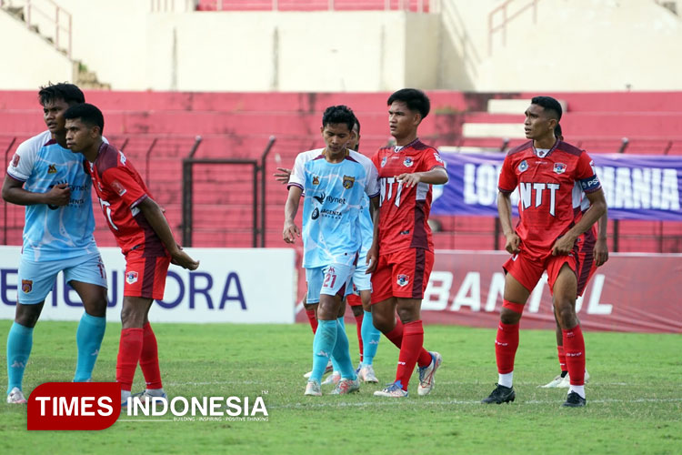 Persewangi Banyuwangi (Baju Biru) saat melawan Persebata Lembata di Stadion Sultan Agung, Bantul. (Foto: Dok. TIMES Indonesia).