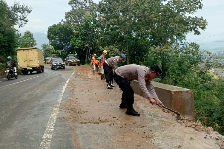 Akses Jalan Majalengka-Kuningan via Cikijing Kembali Dibuka Setelah Tertimbun Longsor