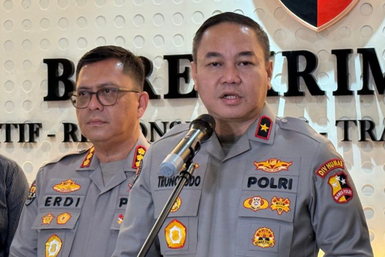 Kepala Biro Penerangan Masyarakat Divhumas Polri Brigjen Pol. Trunoyudo Wisnu Andiko (kanan) bersama Kabagpenum Divisi Humas Polri Kombes Pol. Erdi A. Chaniago (kiri). (Foto: Antara)
