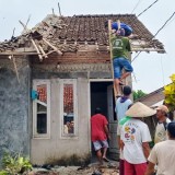 Angin kencang Puting Beliung Robohkan Rumah Warga Polsek Pemalang Ke Lokasi Berikan Bantuan