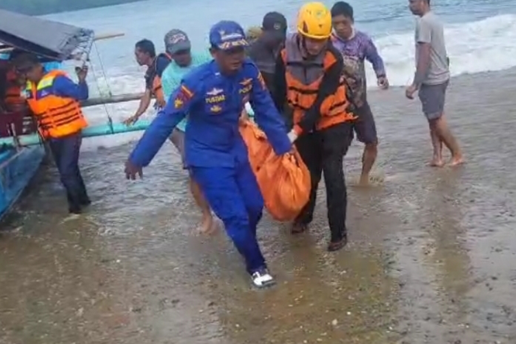 Satpolairud Polres Malang bersama tim gabungan saat menemukan jasad korban pemancing terseret ombak di Pantai Lenggoksono, Tirtoyudo, Kabupaten Malang, Senin (12/5/2025). (Foto: SS Humas Polres)