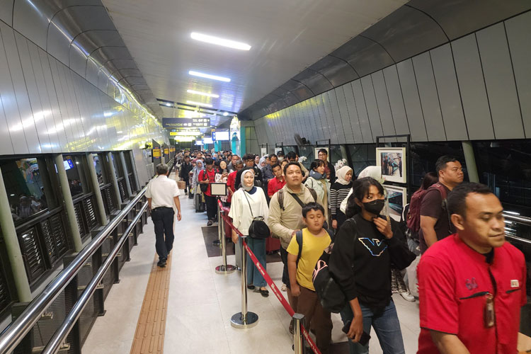 Sejumlah calon penumpang KA saat berada di stasiun Bandung, Senin (12/5/2025). (Foto: Humas Daop 2 Bandung)