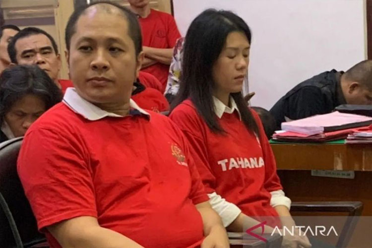 Terdakwa Hendrik Kosumo (kiri) bersama istrinya Debby Kent ketika menjalani sidang di Pengadilan Negeri Medan, Kamis (6/3/2025). (Foto: Antara/Aris Rinaldi Nasution)