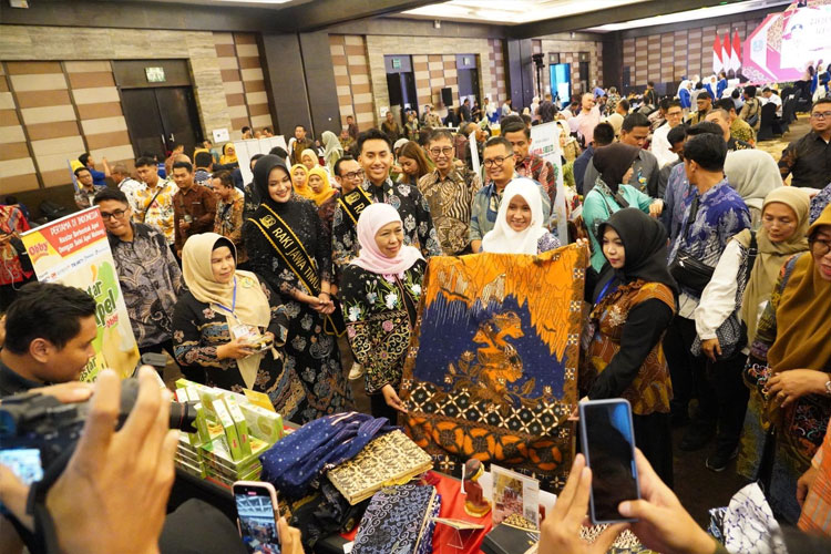 UMKM Batik Puspita binaan Bank Jatim turut dihadirkan dalam Misi Dagang Jawa Timur di Kalimantan Timur, Kamis (8/5/2025). (FOTO;' Dok.Humas Bank Jatim)