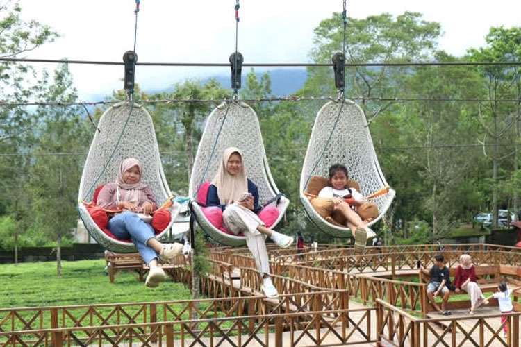 Wahana-gondola-di-area-perkebunan-Sikatok.jpg